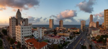 Renkli bir gün batımı sırasında Havana City, Küba'nın başkenti, yerleşim mahallenin Havadan Panoramik görünümü.