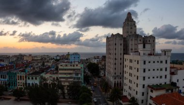 Renkli bir gün batımı sırasında Havana City, Küba'nın başkenti, yerleşim mahallenin Havadan Panoramik görünümü.