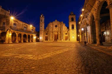Doğumdan önceki gece saatlerinde Küba'nın başkenti Havana'daki Meryem Ana Katedrali Katedrali'nin güzel manzarası.