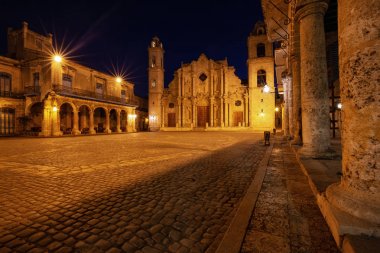 Doğumdan önceki gece saatlerinde Küba'nın başkenti Havana'daki Meryem Ana Katedrali Katedrali'nin güzel manzarası.