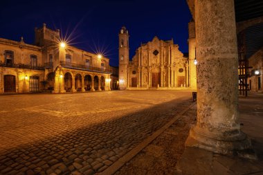 Doğumdan önceki gece saatlerinde Küba'nın başkenti Havana'daki Meryem Ana Katedrali Katedrali'nin güzel manzarası.