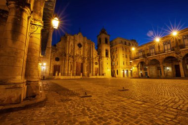 Canlı güneşli gün doğumu sırasında, Havana, Küba'nın başkenti Meryem Ana Katedrali Katedrali'nin güzel manzarası.