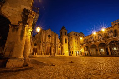 Canlı güneşli gün doğumu sırasında, Havana, Küba'nın başkenti Meryem Ana Katedrali Katedrali'nin güzel manzarası.