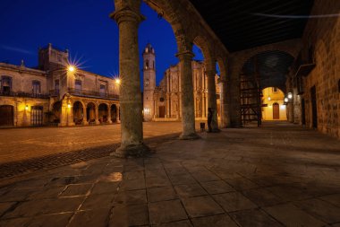 Canlı güneşli gün doğumu sırasında, Havana, Küba'nın başkenti Meryem Ana Katedrali Katedrali'nin güzel manzarası.