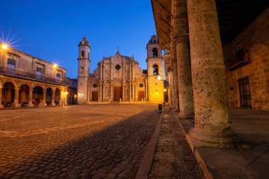Canlı güneşli gün doğumu sırasında, Havana, Küba'nın başkenti Meryem Ana Katedrali Katedrali'nin güzel manzarası.
