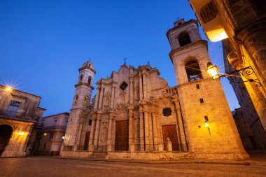 Canlı güneşli gün doğumu sırasında, Havana, Küba'nın başkenti Meryem Ana Katedrali Katedrali'nin güzel manzarası.