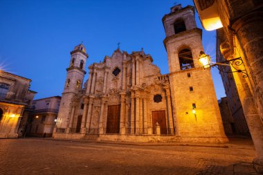 Canlı güneşli gün doğumu sırasında, Havana, Küba'nın başkenti Meryem Ana Katedrali Katedrali'nin güzel manzarası.