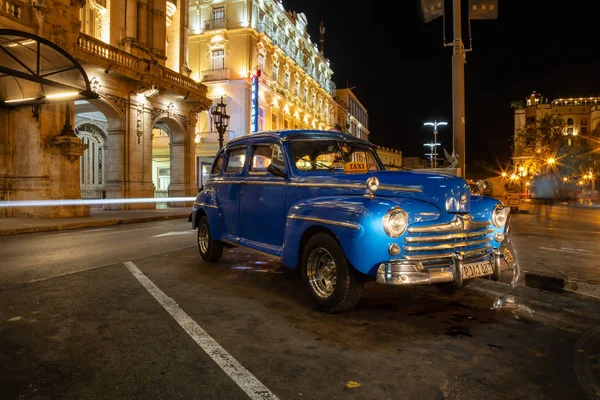 古巴哈瓦那 2019年5月17日 经典老美国车在旧哈瓦那市的街道上 在日落后的充满活力的夜晚 — 图库照片