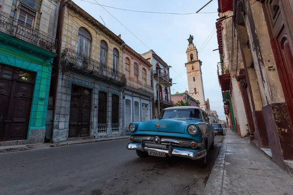 古巴哈瓦那 2019年5月17日 在充满活力的日落中 旧哈瓦那城的街道上的经典美国老爷车 — 图库照片