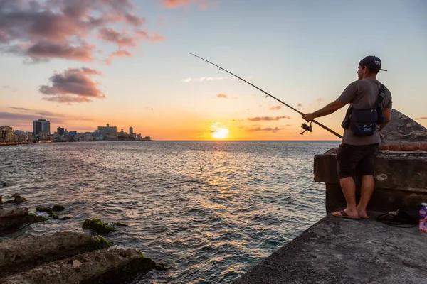 Havana Kuba Května 2019 Kubánští Lidé Loví Oceánu Během Nedostatku — Stock fotografie