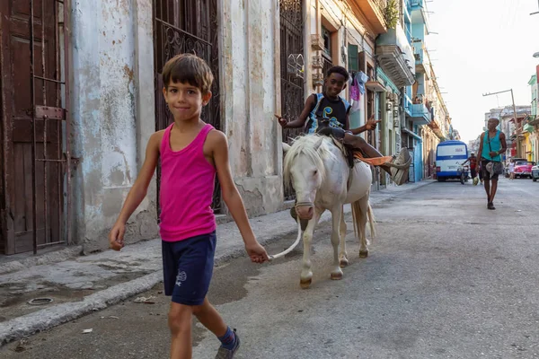 Havana Cuba Maio 2019 Jovens Meninos Cubanos Adolescentes Com Pequeno — Fotografia de Stock