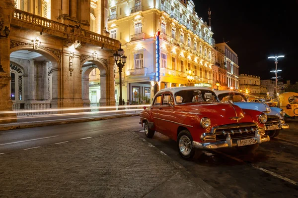 ハバナ キューバ 2019年5月17日 日没後の活気に満ちた夜の間に旧ハバナ市の通りで古典的な古いアメリカの車 — ストック写真