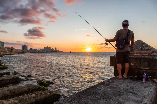 Havana Kuba Května 2019 Kubánští Lidé Loví Oceánu Během Nedostatku — Stock fotografie