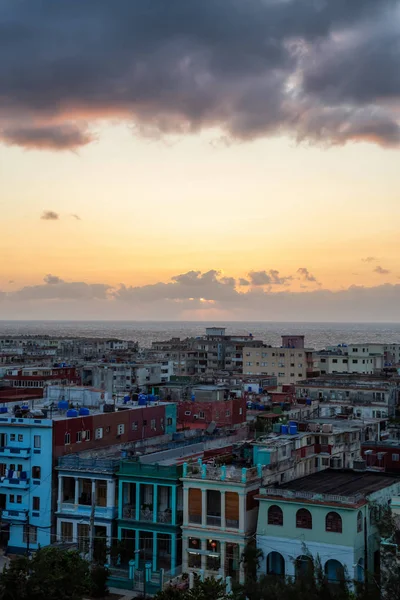古巴首都哈瓦那市住宅区的鸟瞰图 在五颜六色的日落中 — 图库照片