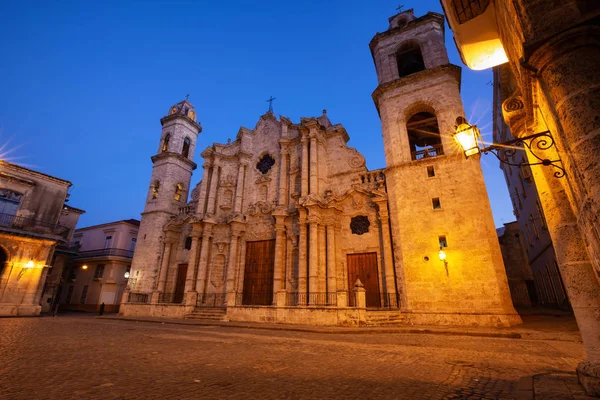 Canlı güneşli gün doğumu sırasında, Havana, Küba'nın başkenti Meryem Ana Katedrali Katedrali'nin güzel manzarası.