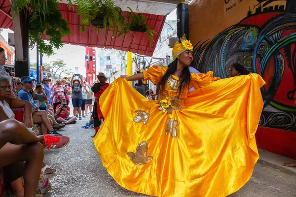 Havana, Küba - 29 Mayıs 2019: Küba lılar, küba'nın başkenti Eski Havana'da, parlak ve güneşli bir günde Afrika Dansı yapıyor.