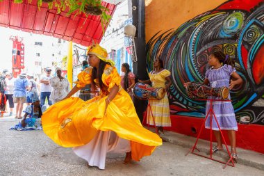 Havana, Küba - 29 Mayıs 2019: Küba lılar, küba'nın başkenti Eski Havana'da, parlak ve güneşli bir günde Afrika Dansı yapıyor.