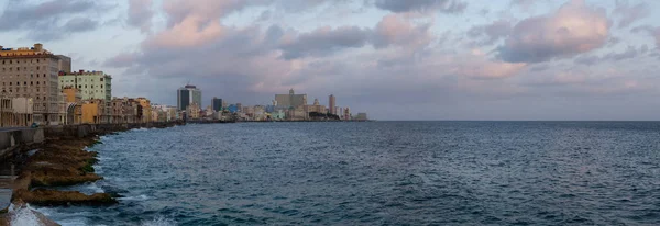 古巴首都哈瓦那老城的美丽全景 在戏剧性和多云的日出期间 在海边海岸 — 图库照片