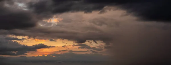 Vue Panoramique Spectaculaire Paysage Nuageux Pendant Coucher Soleil Sombre Coloré — Photo