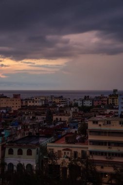 Renkli ve yağmurlu bir gün batımı sırasında Havana City, Küba'nın başkenti yerleşim mahallenin havadan görünümü.