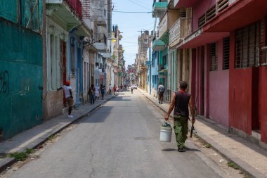 Havana, Küba - 29 Mayıs 2019: Eski Havana City, Küba'nın başkenti, aydınlık ve güneşli bir gün boyunca dezavantajlı yerleşim mahallesokak görünümü.