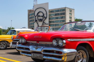 Havana, Küba - 19 Mayıs 2019: Arka planda Jos Mart Memorial ile Plaza de la Revolucin'de Eski Klasik Amerikan Taksi Arabası