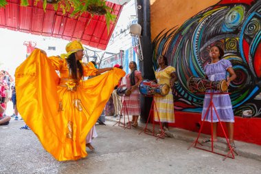 Havana, Küba - 29 Mayıs 2019: Küba lılar, küba'nın başkenti Eski Havana'da, parlak ve güneşli bir günde Afrika Dansı yapıyor.