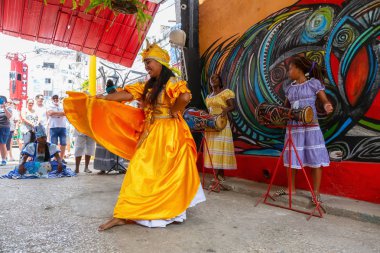 Havana, Küba - 29 Mayıs 2019: Küba lılar, küba'nın başkenti Eski Havana'da, parlak ve güneşli bir günde Afrika Dansı yapıyor.