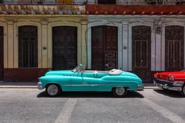 Havana, Küba - 26 Mayıs 2019: Canlı ve parlak güneşli bir sabah sırasında Eski Havana City sokaklarında Klasik Eski Amerikan Taksi Arabası.