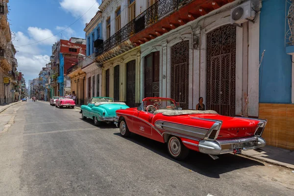 ハバナ キューバ 2019年5月26日 活気に満ちた明るい晴れた朝の旧ハバナ市の通りで古典的な古いアメリカのタクシー車 — ストック写真