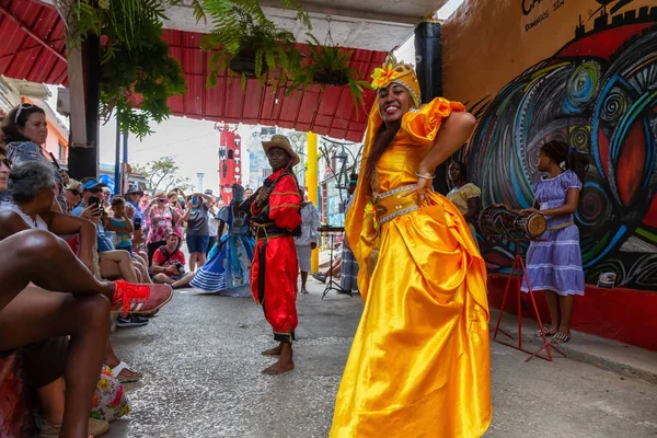 古巴哈瓦那 2019年5月29日 古巴人民在古巴首都哈瓦那老城 在阳光明媚的日子里表演非洲舞蹈 — 图库照片