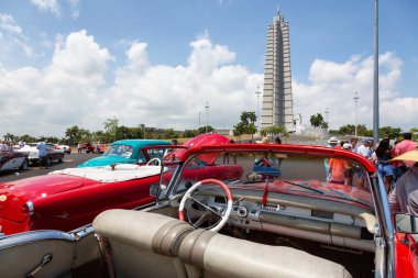 Havana, Küba - 19 Mayıs 2019: Arka planda Jos Mart Memorial ile Plaza de la Revolucin'de Eski Klasik Amerikan Taksi Arabası