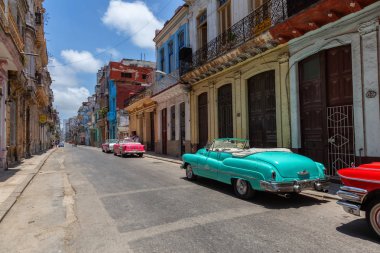 Havana, Küba - 26 Mayıs 2019: Canlı ve parlak güneşli bir sabah sırasında Eski Havana City sokaklarında Klasik Eski Amerikan Taksi Arabası.