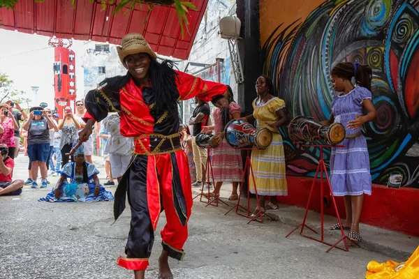 古巴哈瓦那 2019年5月29日 古巴人民在古巴首都哈瓦那老城 在阳光明媚的日子里表演非洲舞蹈 — 图库照片