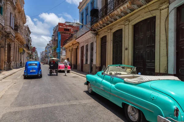 ハバナ キューバ 2019年5月26日 活気に満ちた明るい晴れた朝の旧ハバナ市の通りで古典的な古いアメリカのタクシー車 — ストック写真