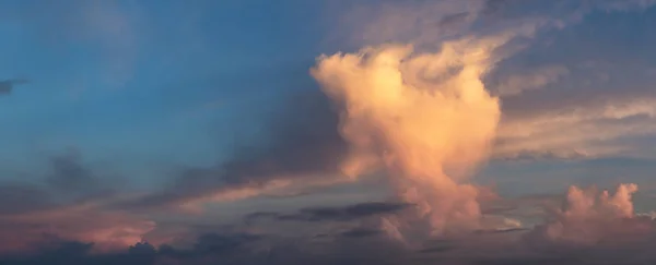 Panoramatický Pohled Dramatický Cloudscape Během Barevného Východu Slunce — Stock fotografie