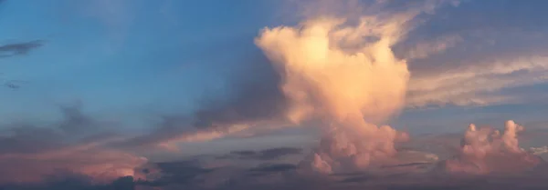 Panoramatický Pohled Dramatický Cloudscape Během Barevného Východu Slunce — Stock fotografie