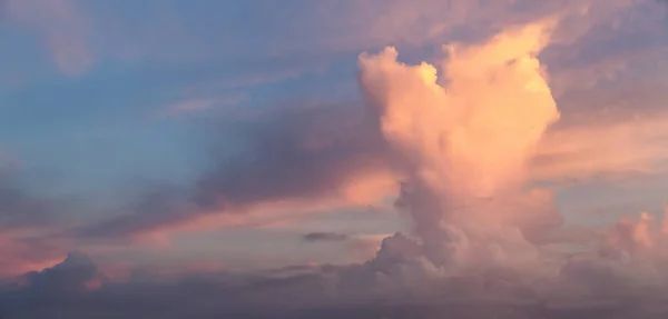 Hermosa Vista Panorámica Paisaje Nuboso Dramático Durante Colorido Amanecer — Foto de Stock