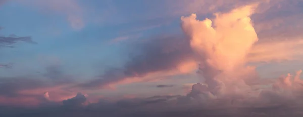 カラフルな日の出の間に劇的な雲景のパノラマビュー — ストック写真