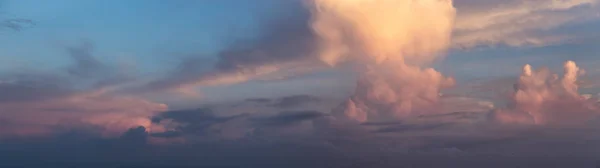 Panoramisch Uitzicht Een Dramatische Cloudscape Tijdens Kleurrijke Zonsopgang — Stockfoto