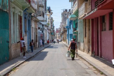 Havana, Küba - 29 Mayıs 2019: Eski Havana City, Küba'nın başkenti, aydınlık ve güneşli bir gün boyunca dezavantajlı yerleşim mahallesokak görünümü.