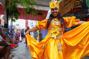 Havana, Küba - 29 Mayıs 2019: Küba lılar, küba'nın başkenti Eski Havana'da, parlak ve güneşli bir günde Afrika Dansı yapıyor.