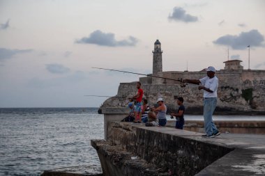 Havana, Küba - 19 Mayıs 2019: Arka planda Jos Mart Memorial ile Plaza de la Revolucin'de Eski Klasik Amerikan Taksi Arabası