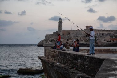 Havana, Küba - 19 Mayıs 2019: Arka planda Jos Mart Memorial ile Plaza de la Revolucin'de Eski Klasik Amerikan Taksi Arabası