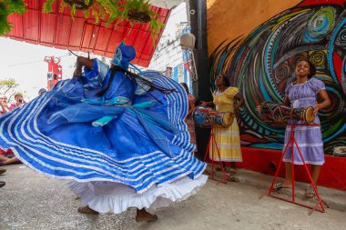 Havana, Küba - 29 Mayıs 2019: Küba lılar, küba'nın başkenti Eski Havana'da, parlak ve güneşli bir günde Afrika Dansı yapıyor.