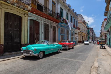 Havana, Küba - 26 Mayıs 2019: Canlı ve parlak güneşli bir sabah sırasında Eski Havana City sokaklarında Klasik Eski Amerikan Taksi Arabası.
