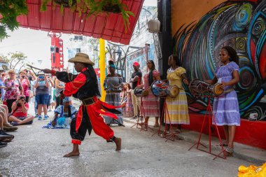 Havana, Küba - 29 Mayıs 2019: Küba lılar, küba'nın başkenti Eski Havana'da, parlak ve güneşli bir günde Afrika Dansı yapıyor.