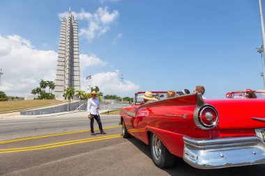 Havana, Küba - 19 Mayıs 2019: Arka planda Jos Mart Memorial ile Plaza de la Revolucin'de Eski Klasik Amerikan Taksi Arabası