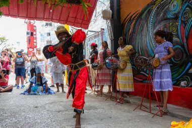 Havana, Küba - 29 Mayıs 2019: Küba lılar, küba'nın başkenti Eski Havana'da, parlak ve güneşli bir günde Afrika Dansı yapıyor.