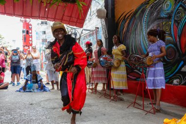 Havana, Küba - 29 Mayıs 2019: Küba lılar, küba'nın başkenti Eski Havana'da, parlak ve güneşli bir günde Afrika Dansı yapıyor.